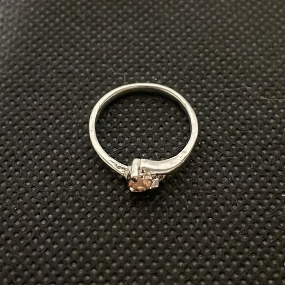 Small thing ring with a light pink gem - Picture 3 of 6
